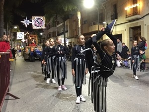 En la Cabalgata de La Nucía las escenas de baile fueron muy aplaudidas