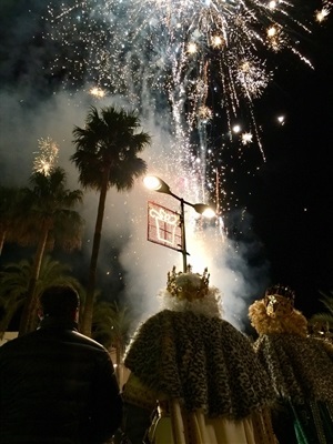 Los fuegos artificiales recibieron en la plaça de l´Almassera a los Reyes Magos de Oriente