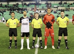 Los capitanes de La Nucía y Mérida junto al trío arbitral