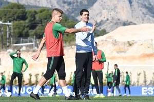 El entrenador Sergei Rebrov dando instrucciones a sus jugadores