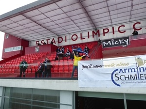 Aficionados alemanes del Arminia Bielefeld en las gradas del Estadi Olímpic Camilo Cano