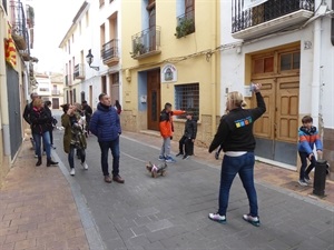 La técnica de Turismo explicando la arquitectura de las casas del carrer Major