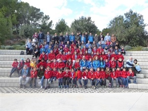 Foto de "familia" del Grup Scout La Nucia por su 27 aniversario