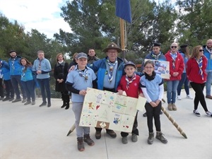 La manada del Grup Scout entregó un mural a Vicent Devesa