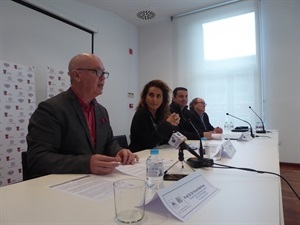 Vicent Martines, director de la Seu Univ de La Nucía, durante su intervención