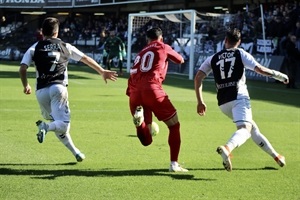 Javi Cabezas no pudo con la defensa del Castellón