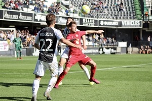 El delantero Titi intenta controlar un balón ante la defensa castellonense