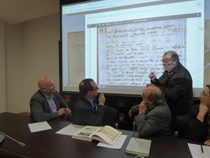 Pepe Soler explicando el libro fundacional de la ermita de Sant Vicent de La Nucía