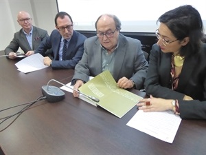 Pedro Lloret, concejal de Seu Univ., explicando la Catálogo Bibliográfico de Sant Vicent Ferrer