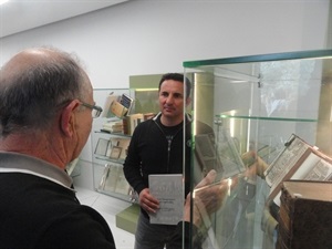 Pepe Soler y Bernabé Cano, alcalde de La Nucía, visitando la "Biblioteca de Sant Vicent Ferrer" del CEM Captivador