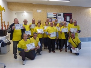 Los participantes de este Torneo de Petanca tras recibir el Diploma de participación