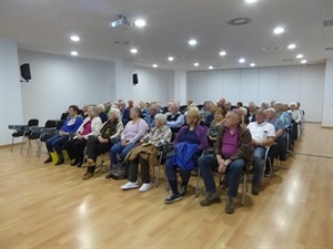 Unas sesenta personas acudieron a esta conferencia