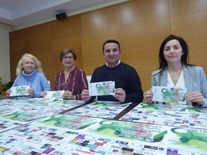 Lina Cano, pta. Junta Local AECC La Nucía, Esperanza Soria, vicepta. AECC La Nucía, Beatriz Pérez-Hickman, concejal de Bienestar Social y Bernabé Cano, alcalde de La Nucía durante la presentación