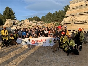 Alumnos y profesores del programa ERASMUS junto a los guías caninos y perros de USAR 13 en La Nucía