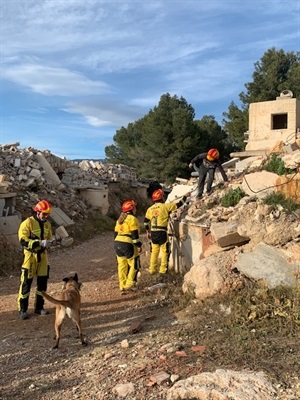 En la actividad participaron los alumnos, escondiéndose en los zulos del Campo de Entrenamiento de Perros de Rescate de La Nucía