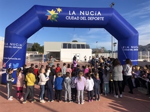 Salida de una de las carreras solidarias del "Día de la Paz" en el patio del Colegio Muixara