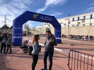 Silvia Ripoll, directora del Colegio Muixara, hablando con Sergio Villalba, concejal de Educación