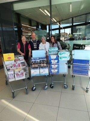 Marilyn y Peter Rogers fundadores de CHUMS Friends of Charity junto a técnicas de la concejalía de Bienestar Social