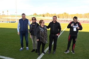 Las palabras sobre Miguel Devesa "Poma" que le dedicó el CF La Nucía emocionaron a su familia durante el homenaje