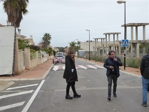 Isabel Coixet en una de las calles de la Urb. Convent de les Monges de La Nucía