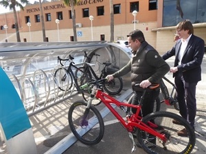 Lalo Blanes, dtor. Comercial de Intelligent Mobility junto a Bernabé Cano, alcalde de La Nucía