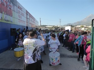 La marcha se inició a ritmo de batukada desde el parking de la Ciudad Deportiva