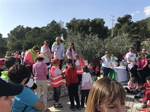 En el desarrollo de la rifa participó la reina Mari Fernández Jumilla