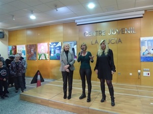 Ofelia Jurado, dtora. Escuela de Pintura junto a Beatriz Pérez Hickamn, concejala de Bienestar Social y María Jesús Jumilla, concejala  de Juventud