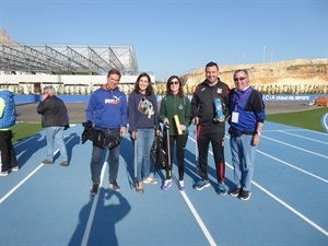 Agustín Expósito, delegado FOBESA en La Nucía, Eva García, dtora. comercial Interval, Esperanza Soria, vicpta. AECC La Nucía, Pepe Brotons, coord. Estadi Olímpic y Sergio Villalba, concejal de Deportes