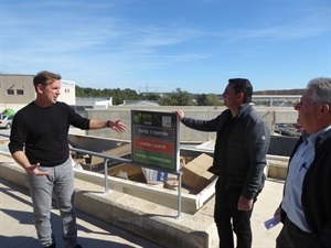 Agustín Expósito, delegado de FOBESA en La Nucía, junto a Serafín López, concejal de Medio Ambiente y Bernabé Cano, alcalde de La Nucía en el Ecoparque