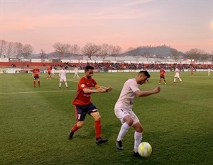 El extremo nuciero Agüero intenta irse de un defensa del Olot