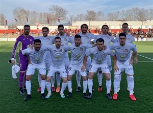 Alineación del C.F. La Nucía ayer ante el Olot