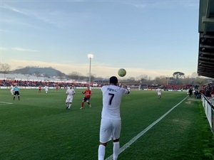 Fofo sacando de banda en el Campo Municipal del Olot