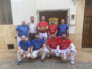 Equipos de La Nucía "B" y Crevillent junto al concejal Frederik Herweijer