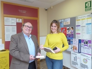 El regalo de libros ha tenido una gran aceptación esta mañana en la Biblioteca de Caravana