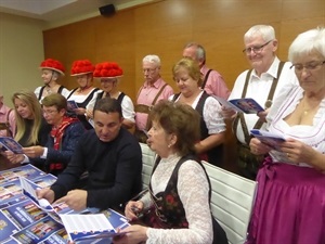 El folklore alemán ha estado presente en la rueda de prensa