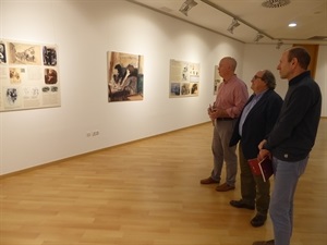 Francesc Sempere, dtor. de l´Auditori, Vicent Martines, dtor. Seu Universitària de La Nucía y Pedro Lloret, concejal de Cultura visitando la exposición