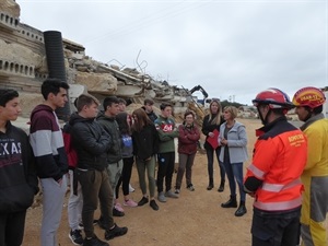 Explicación de la actividad por parte de Mª Jesús Jumilla, concejala de Juventud