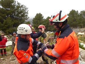 Los alumnos del IES La Nucía equipándose para participar en la actividad