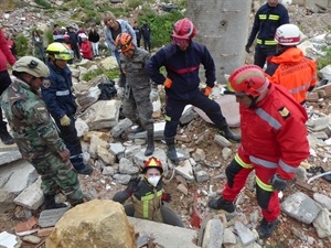 Uno de los estudiantes saludando saliendo del zulo, tras ser localizado por el perro de rescate