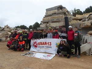 Estudiantes, bomberos y militares al finalizar la actividad