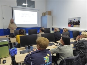 Beatriz Pérez Hickman, concejala de Tercera Edad, esta mañana al inicio del Taller con los mayores inscritos en el Curso de Informática