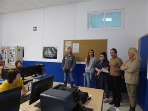 Los 3 alumnos de Et Formem La Favara junto a Patricia Alcaraz, dtor. Et Formem La Favara impartirán la clase a los mayores