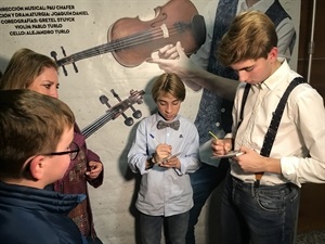 Al finalizar el concierto los jóvenes artistas se fotografiaron junto al público y firmaron CDs