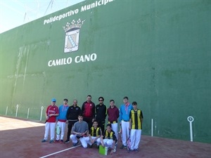 Pepe Casiano, coord. Escuela Frontenis l’Alfàs, Alberto González, coord. Escuela de San Isidro y Sergio Villalba, concejal de Deportes de La Nucía junto a varios participantes en el Frontón nuciero