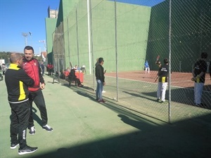 Pepe Casiano, coord. Escuela Frontenis de l´Alfas junto a Sergio Villalba, concejal Deportes de La Nucía durante la competición el sábado por la mañana