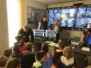 Sergio Villalba, concejal de Educación y Serafín López, concejal de Seguridad Ciudadana durante la visita de los escolares del Colegio Sant Rafel