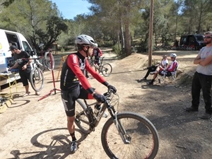 Titoun Carod con su BMC hablando con el mecánico del equipo