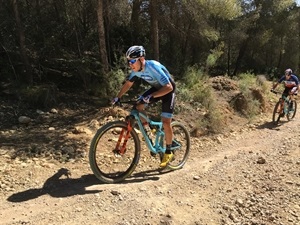 El suizo Thomas Litscher y el francés Víctor Koretzky entrenando en La Nucía