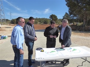 Pepe Peiró, selecc. nacional de Atletismo, junto a Bernabé Cano, alcalde de La Nucía, Sergio Villalba, concejal de Deportes y Pepe Brotons, coord. Estadi Olímpic